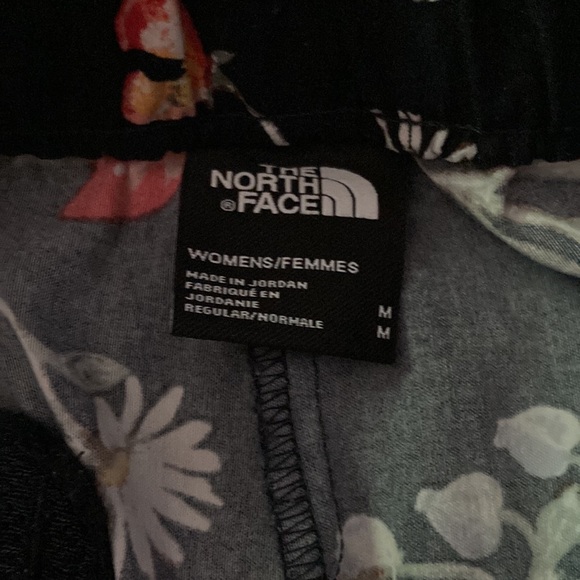 NWOT womens The North Face shorts - Picture 3 of 3